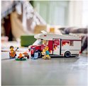 Lego City camper met twee figuren bij een kampvuur.