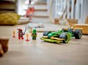 Groene en rode LEGO Ninjago-figuren staan naast een groene racewagen met gouden accenten.