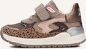 Bruine sneaker met panterprint, roze accenten, klittenband en mesh.