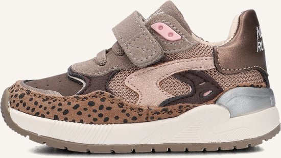 Bruine sneaker met panterprint, roze accenten, klittenband en mesh.
