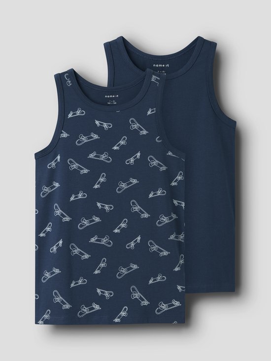 Twee nachtblauwe tanktops. Eén top heeft een all-over print van witte skateboards. De andere is effen.