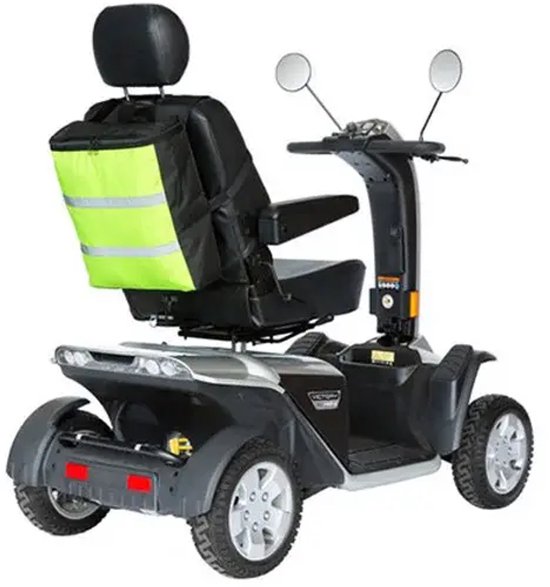 Zwarte scootmobiel met fluoriserend gele tas met reflecterende strips.