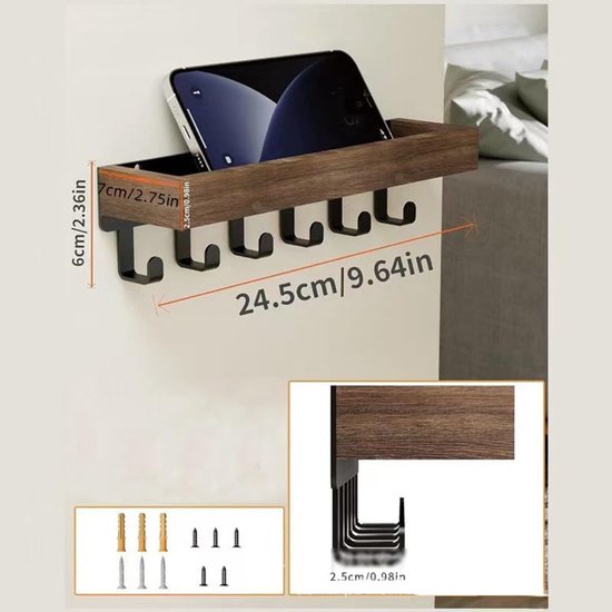 Houten wandplank met haken voor sleutels en een telefoon.