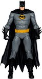 Batman actiefiguur in grijs pak met geel logo, cape en riem.