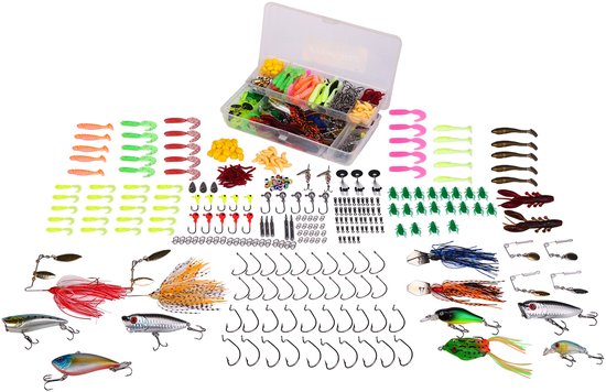 Een assortiment vis kunstaas, inclusief zachte wormen in geel, groen en oranje, metalen spinners en haken, in een transparante opbergdoos.