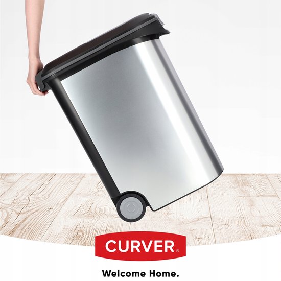 Zilverkleurige voedselcontainer met zwart deksel en wieltjes, kantelt omhoog.