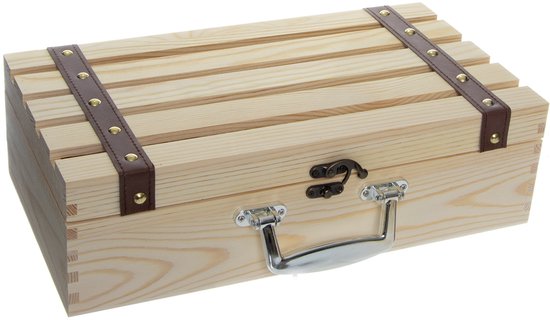 Houten kist met bruine banden en metalen handvat. Afmetingen 35x20x10cm.