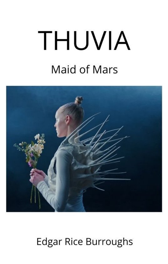 Een vrouw met blond haar in een knot houdt een boeket bloemen vast. Ze draagt een grijs shirt en een opvallend wit kledingstuk op haar rug met stekelige uitsteeksels. "THUVIA Maid of Mars Edgar Rice Burroughs"