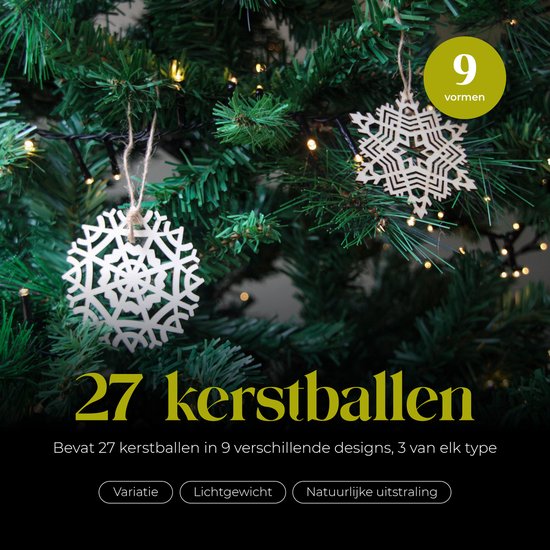 Houten kersthangers in de vorm van sneeuwvlokken, aan een kerstboom met lichtjes. Totaal 27 stuks in 9 vormen.
