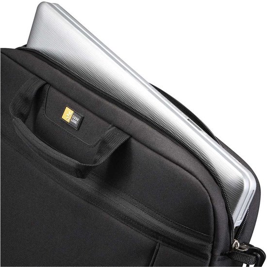 Zwarte Case Logic laptoptas met ritssluiting, half geopend met een zilveren laptop erin.