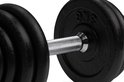 Gedetailleerde kijk op de chromen halterstang en gietijzeren schijven van een dumbbell.