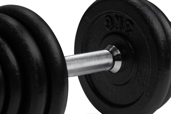 Gedetailleerde kijk op de chromen halterstang en gietijzeren schijven van een dumbbell.