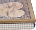 Close-up van de hoek van een dienblad met houten hart en een beige ruitjes kussen met Mars &amp; More logo.