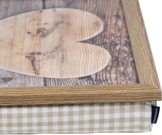 Close-up van de hoek van een dienblad met houten hart en een beige ruitjes kussen met Mars &amp; More logo.