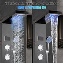 Zwart douchepaneel met waterval-douchekop, massagestralen en digitale temperatuurweergave. De ene helft toont regen, de andere helft een waterval.
