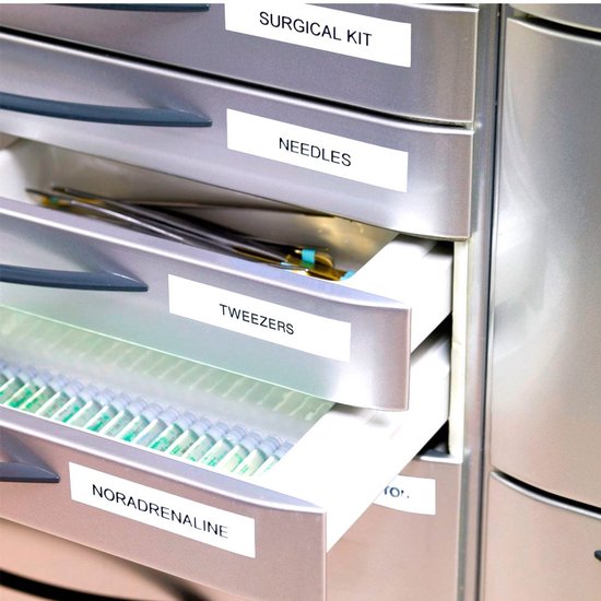 Gelaagd medisch kabinet met gelabelde ladefronten: "SURGICAL KIT", "NEEDLES", "TWEEZERS", "NORADRENALINE".