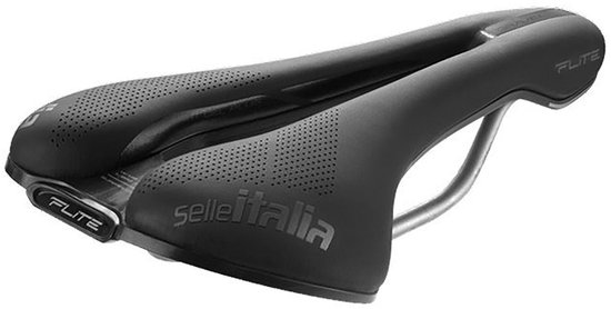 Zwarte Selle Italia Flite Boost fietszadel met perforaties en zilveren rails.