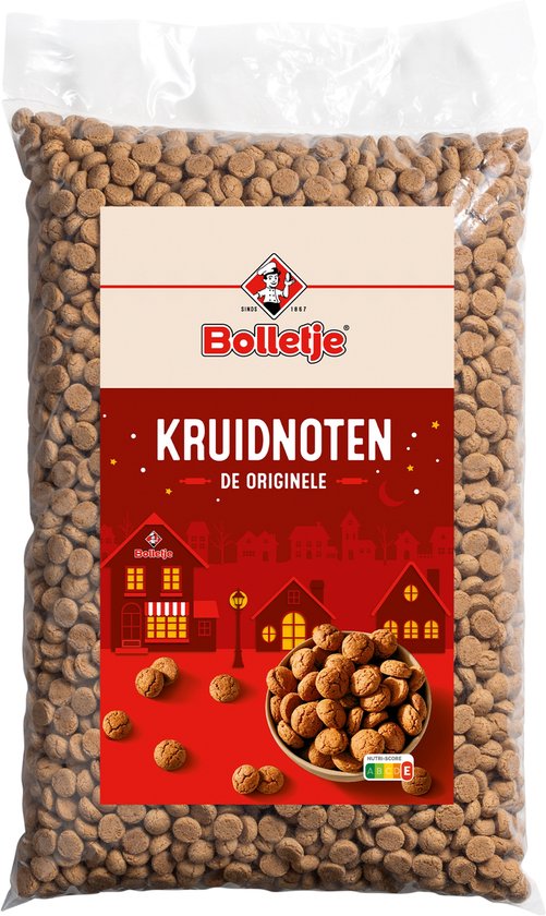 Grote zak Bolletje Kruidnoten, gevuld met kleine bruine kruidnoten. Op het label staan huizen, sterren, de maan en een kom met kruidnoten.