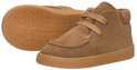 Twee bruine suède mid-top sneakers met veters. Eén ligt voor met de zool zichtbaar, de ander staat ernaast.