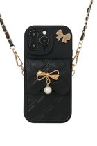 Zwart telefoonhoesje met gewatteerd design, goudkleurige strik, pareldetail en schouderketting.