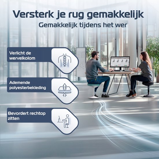 Mannen en vrouwen die werken op zadelkrukken aan een bureau in een modern kantoor.
