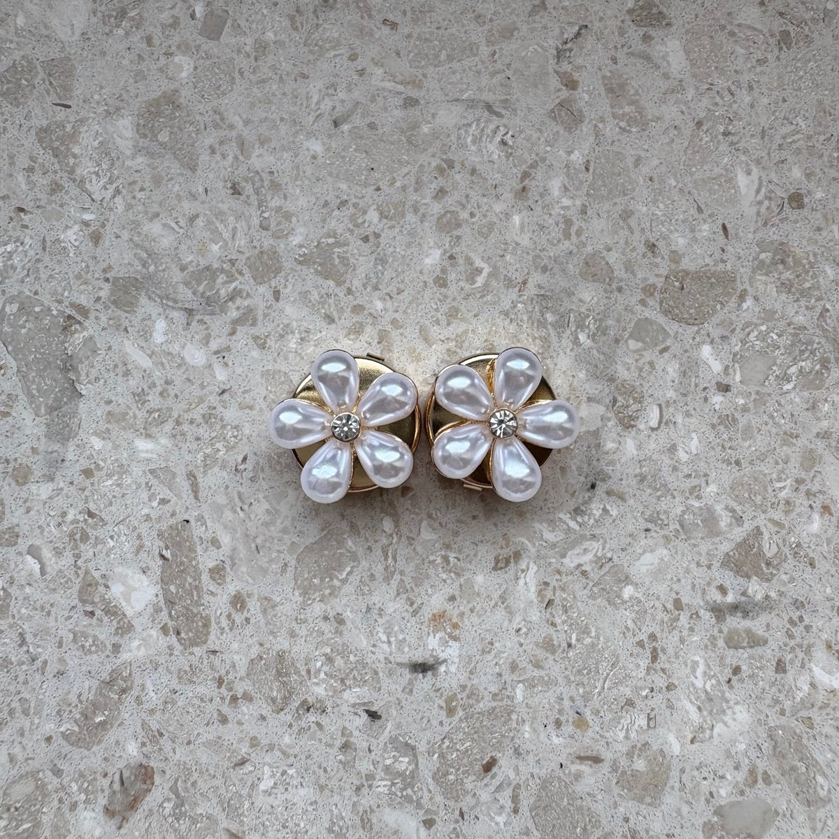 Lauré - Button cover parel bloem klein - Goud - Set van 2 stuks - 16 mm - Manchetknopen voor dames - Decoratieve cufflinks