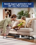 Man en kind bij een bank, de man gebruikt de vloerreiniger onder de bank met 180° Lay-Flat ontwerp.