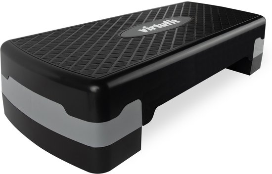 Zwarte aerobic step met een geruit anti-slip oppervlak en grijze accenten.