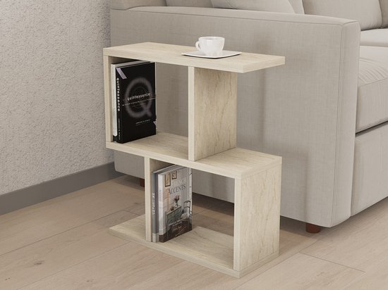 Bijzettafel met travertijnlook naast een bank, met boeken en een kopje koffie erop.