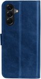 Donkerblauwe telefoonhoes, gesloten, met een klep die sluit over het scherm.