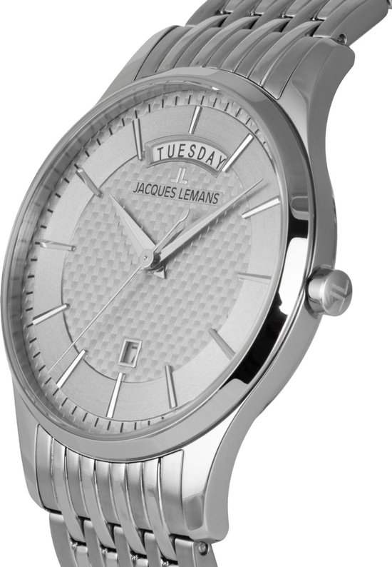 Zilverkleurig herenhorloge met dag- en datumvenster, gezien vanuit de zijkant.