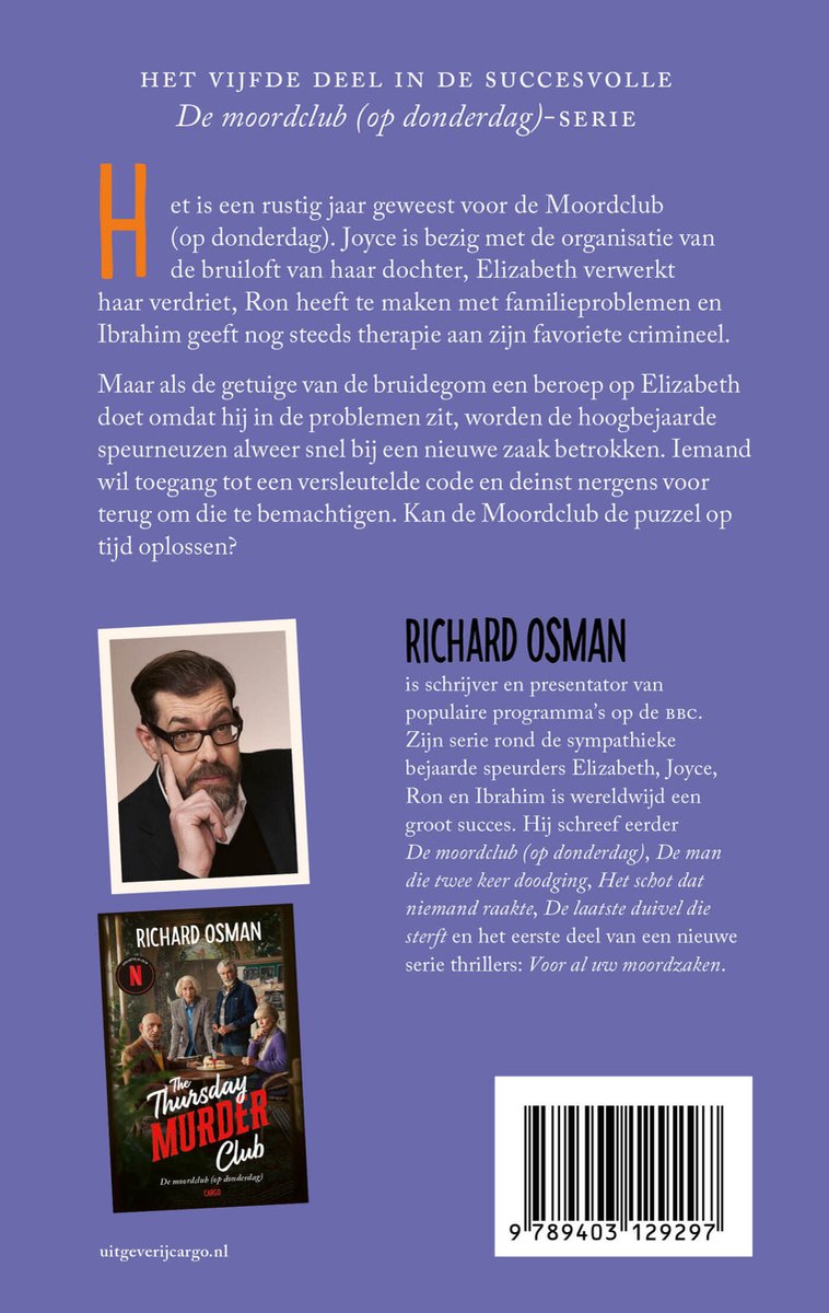 Boekcover met titel 'The Thursday Murder Club'. Een foto van Richard Osman en vier oudere vrouwen bij een tafel.