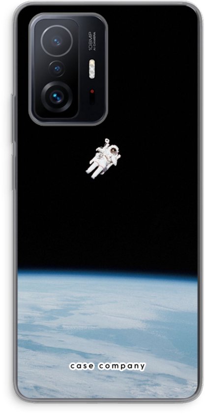 Coque transparente avec astronaute dans l'espace, au-dessus de la Terre. Logo case company.