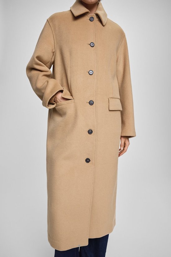 Gedetailleerde weergave van een lange beige jas met knopen, reverskraag en opgestikte zakken.