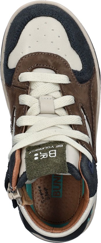 Dessus de baskets en cuir marron, beige et bleu marine avec lacets et fermeture éclair. "B: BE YOURSELF" sur la languette.