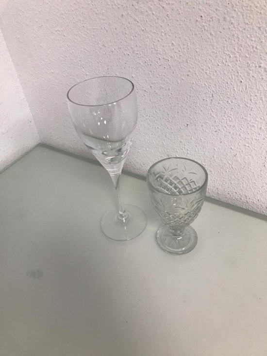 verkiezen De daadwerkelijke Bandiet Twee glazen - een wijnglas met een lange steel(24cm hoog) en een glas met  een korte... | bol.com