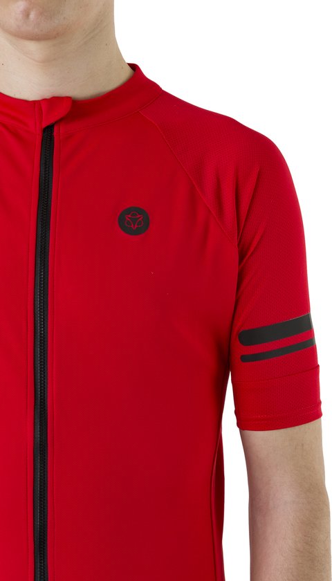 Rood fietsshirt met zwarte rits en logo, met zwarte strepen op de mouw.