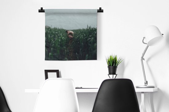 Tapisserie Abstrait Body - Jeune femme accroupie dans la nature Tapisserie coton 60x60 cm - Tapisserie avec photo