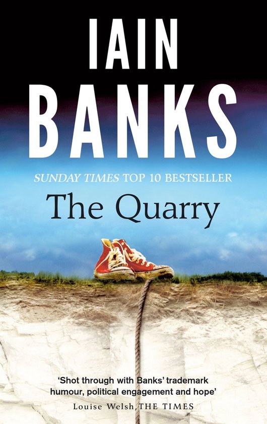 Boekcover van 'The Quarry' door Iain Banks. Een rode schoen staat op een touw, op de rand van een klif. 'SUNDAY TIMES TOP 10 BESTSELLER'.