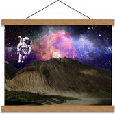 Schoolplaat – Astronaut boven Rotsen met Galaxy Lucht - 40x30cm Foto op Textielposter (Wanddecoratie op Schoolplaat)