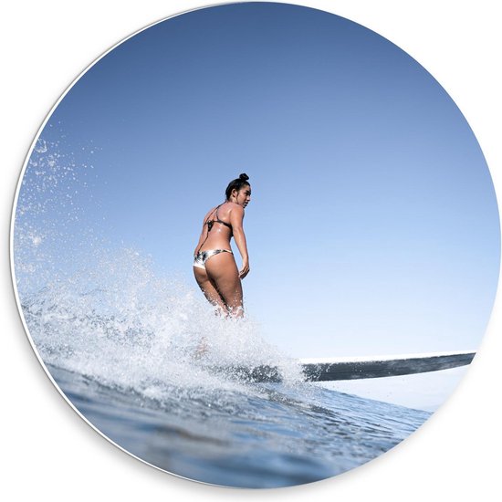 Forex Wandcirkel - Vrouw op Golf met Surfplank - 30x30cm Foto op Wandcirkel (met ophangsysteem)