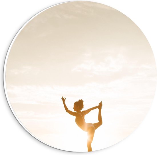 Forex Wandcirkel - Vrouw in Yoga Positie bij Ondergaande Zon - 20x20cm Foto op Wandcirkel (met ophangsysteem)