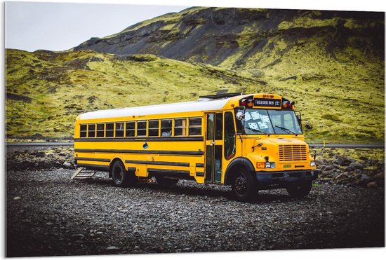 Acrylglas - Schoolbus tussen de Bergen - 120x80cm Foto op Acrylglas (Met Ophangsysteem)