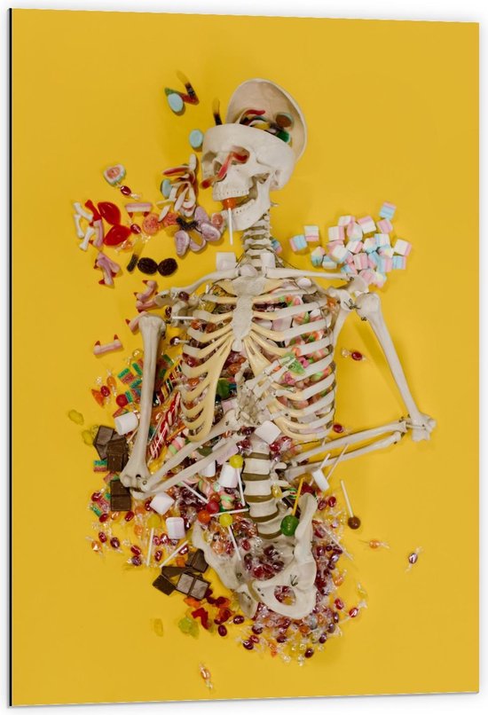 Dibond - Skelet met Snoep op Gele Achtergrond - 60x90cm Foto op Aluminium (Wanddecoratie van metaal)