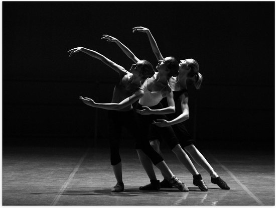 Poster – Sierlijke Dansers op Podium (zwart/wit) - 40x30cm Foto op Posterpapier