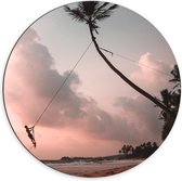 Dibond Wandcirkel - Man op Touw op Verlaten Strand - 70x70cm Foto op Aluminium Wandcirkel (met ophangsysteem)