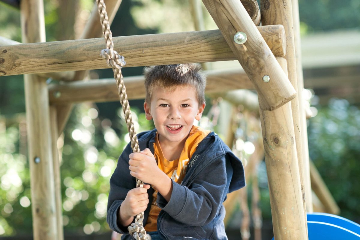 Houten Speeltoestel Niels (SwingKing) | Speeltoren met Glijbaan en Dubbele Schommel voor Buiten in de Tuin | FSC Hout - Glijbaan Violet — afbeelding 8