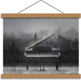 Schoolplaat – Piano met Uitzicht op Gebouwen in de Regen (zwart/wit) - 40x30cm Foto op Textielposter (Wanddecoratie op Schoolplaat)