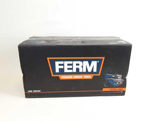 Verpakking van de FERM figuurzaagmachine met het logo en een afbeelding van de machine.
