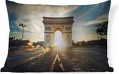 Sierkussen Parijs voor binnen - Arc de Triomphe met een zonsopgang in Parijs - 60x40 cm - rechthoekig binnenkussen van katoen